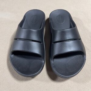 Oofos Men’s Recovery Slides 8US Black, Like New Condition